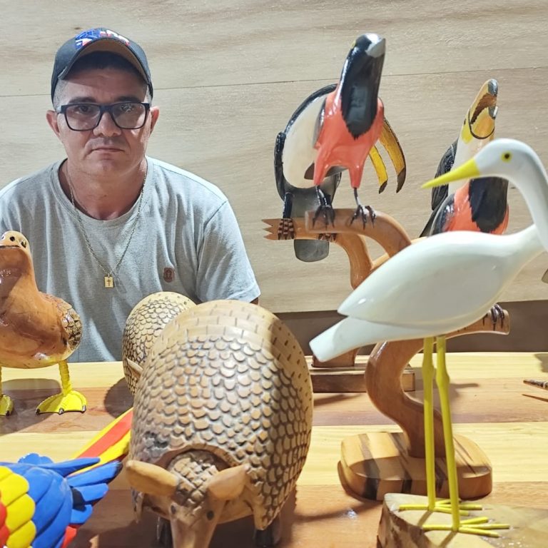 Em Sena Madureira, artesão transforma descarte em arte com peças únicas e sustentáveis