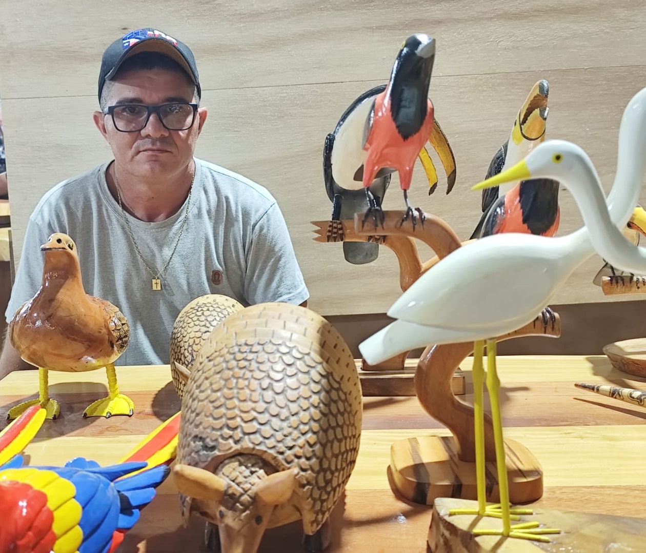 Em Sena Madureira, artesão transforma descarte em arte com peças únicas e sustentáveis