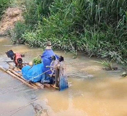 Vídeo: Comunidade do Toco Preto, em Sena Madureira, cobra obra de ramal e ”coloca Mazinho” em balsa