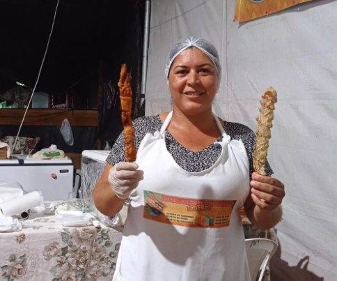 Empreendedora do Bujari vende espetinhos de peixe e enaltece a cultura da psicultura na região