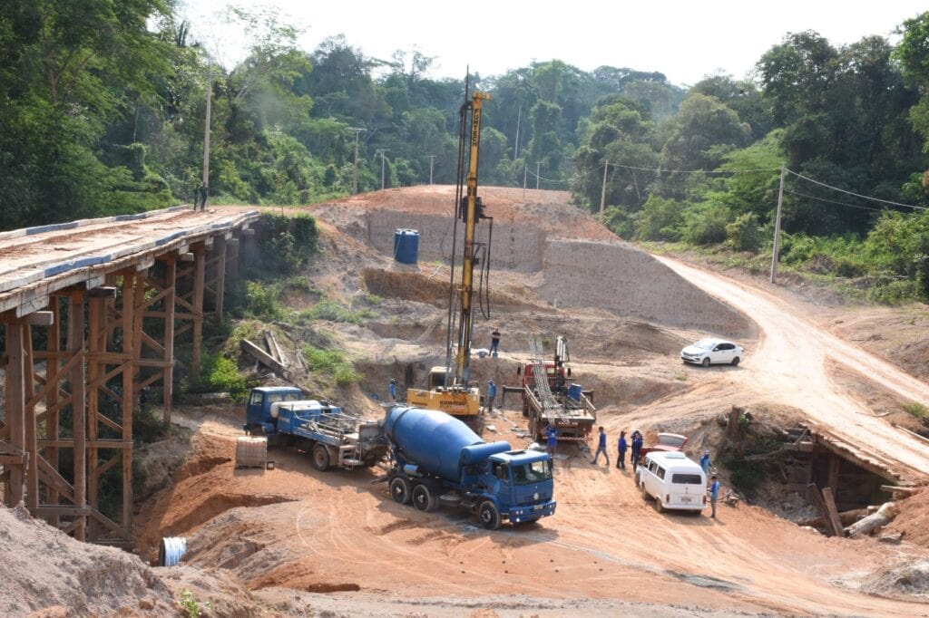 Importante para escoar a produção de Porto Acre, ponte no Ramal dos Paulistas recebe primeiras fundações