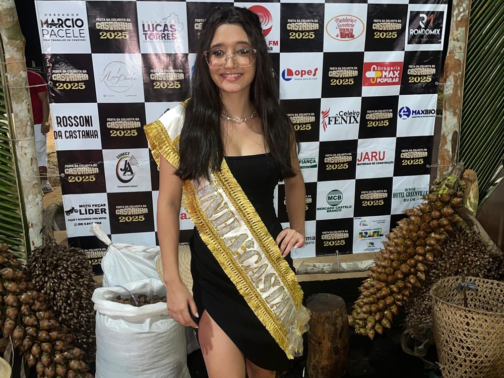 Érica Martinelli é aclamada Rainha da Castanha do Festival da Colheita de Extrema