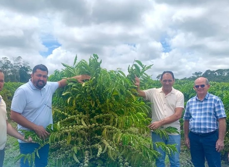 Prefeito de Marechal faz visita de campo e mira em culturas do café, suíno e aves para projetos futuros