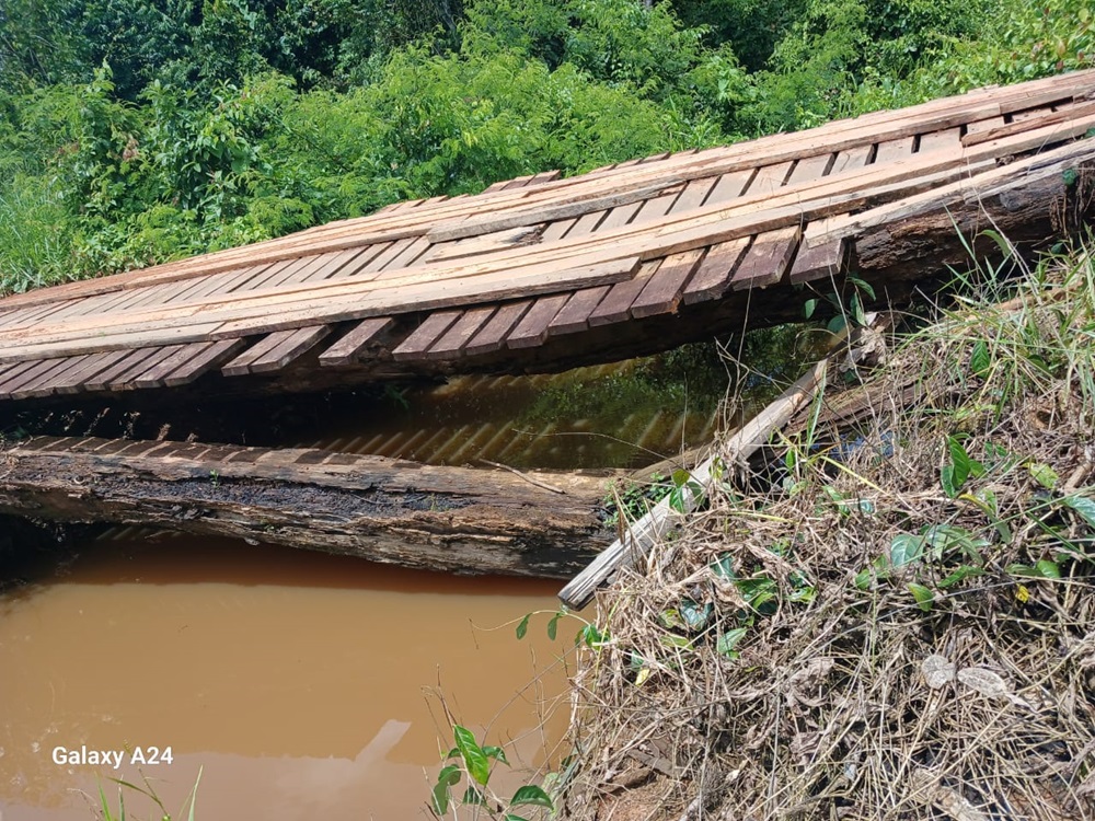 Vídeo: Ponte danificada coloca crianças em risco e revolta moradores em ramal de Brasiléia