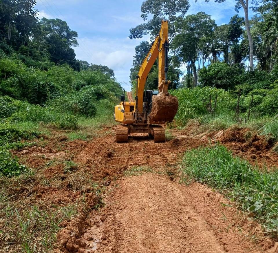 Projeto obriga “abaulamento” em estradas rurais de Sena Madureira para evitar lamaçais