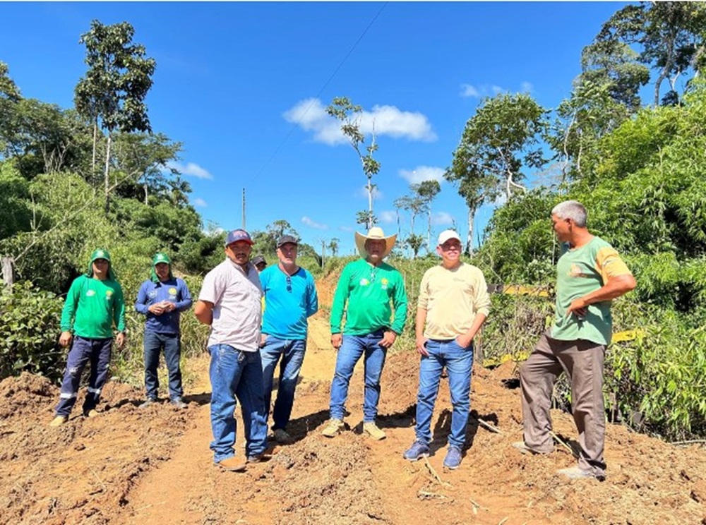 Assis Brasil: Prefeito Jerry acompanha obras em ramais, colheita de milho e de café