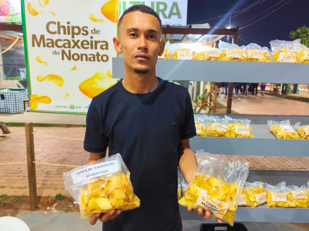 Chips de mandioca apimentados e com orégano de Feijó conquistam o paladar do povo na Expoacre