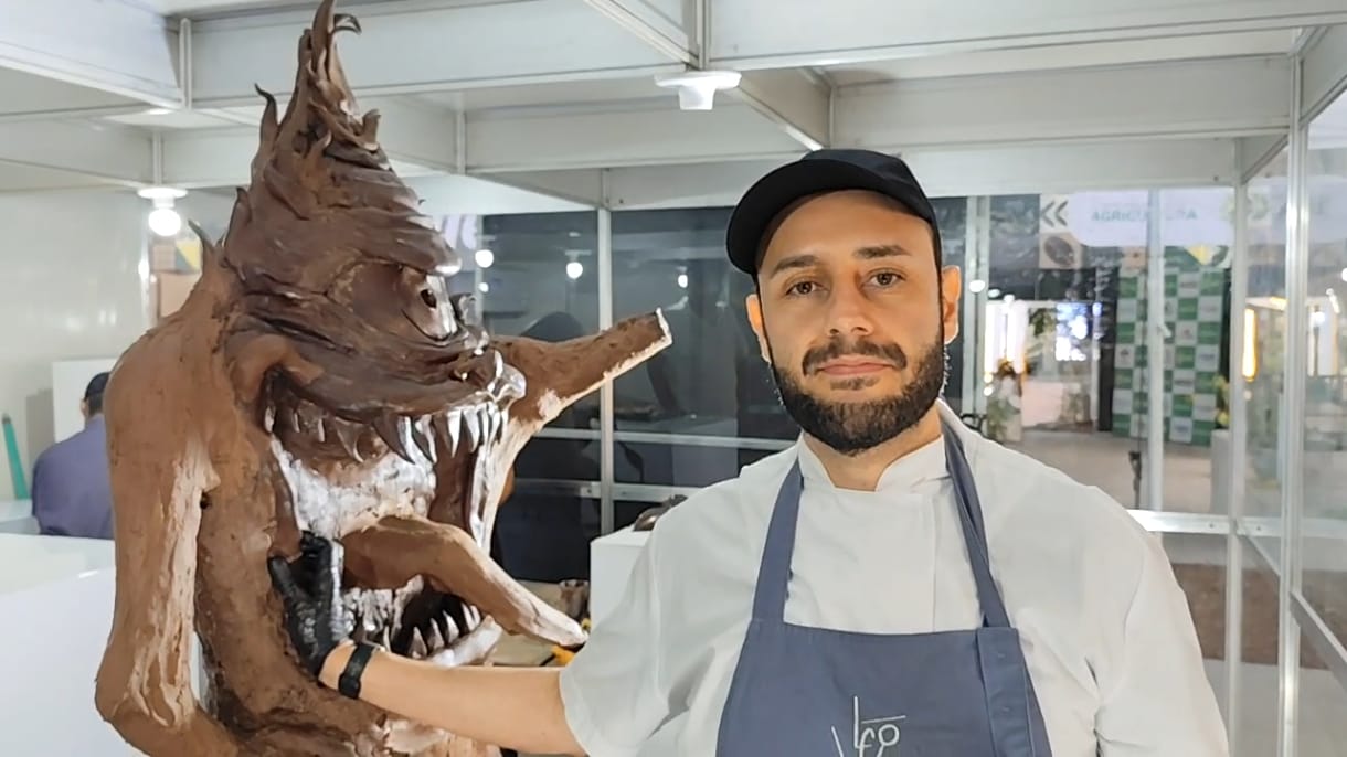 Na Expoacre, Mapinguari de chocolate ganha forma total e artista confessa: “O difícil já passou!”