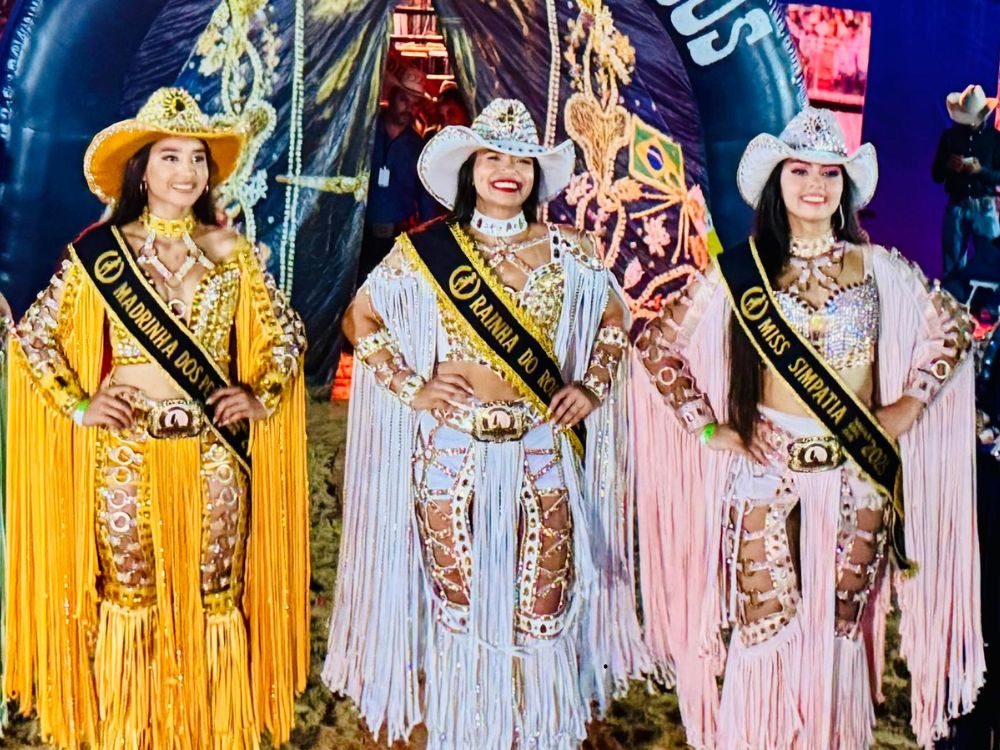 Arena lotada celebra Gloria Maria como Rainha do Rodeio 2025 da Tarauacá Rural Show