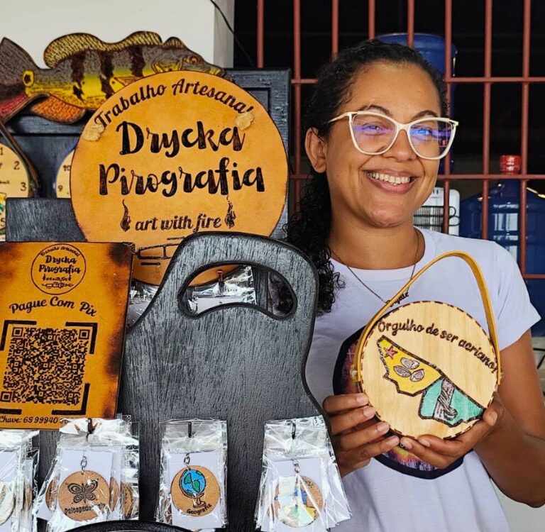 Arte, fé e madeira: pirografia de acreana, de Plácido de Castro, brilha na Agrotec em Porto Velho