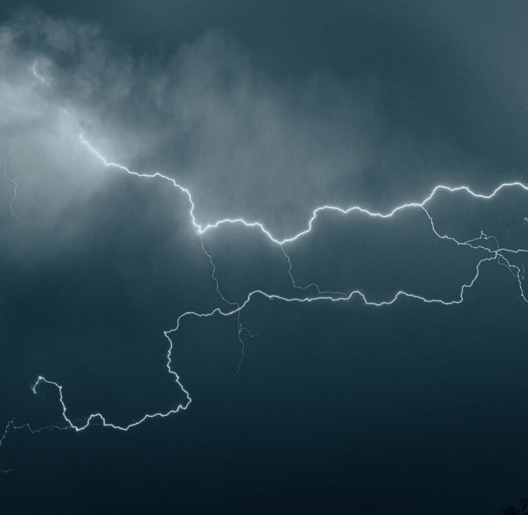 Guia técnico da Embrapa ensina como reduzir acidentes com raios na zona rural