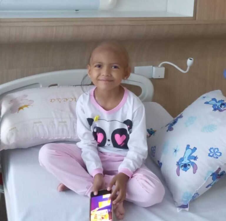 Menina do Acre que venceu câncer raro faz campanha para concluir tratamento nos EUA
