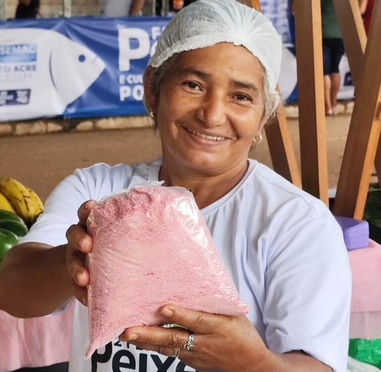 Criatividade: produtora lança farinha rosa de mandioca e chama atenção no interior do Acre