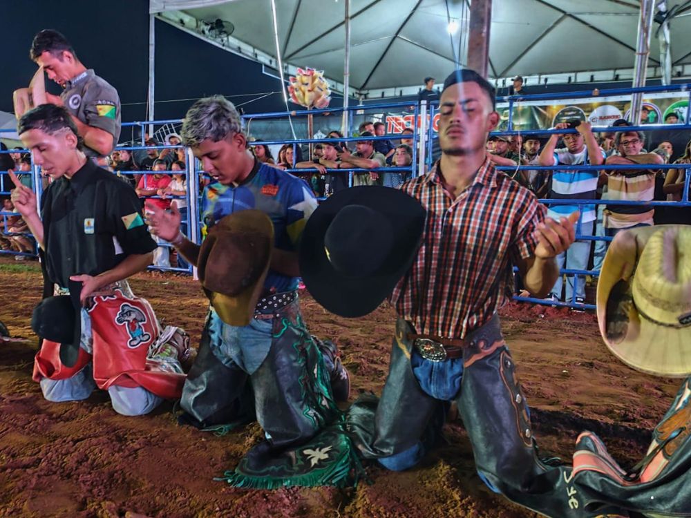 Abertura do rodeio em Epitaciolândia reúne competidores de 8 cidades do Acre