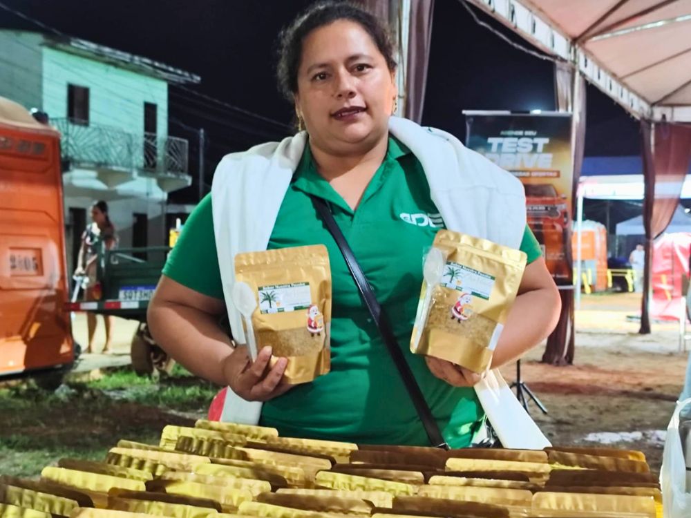 Empreendedora boliviana apresenta paçoca de banana aos visitantes no Circuito Country