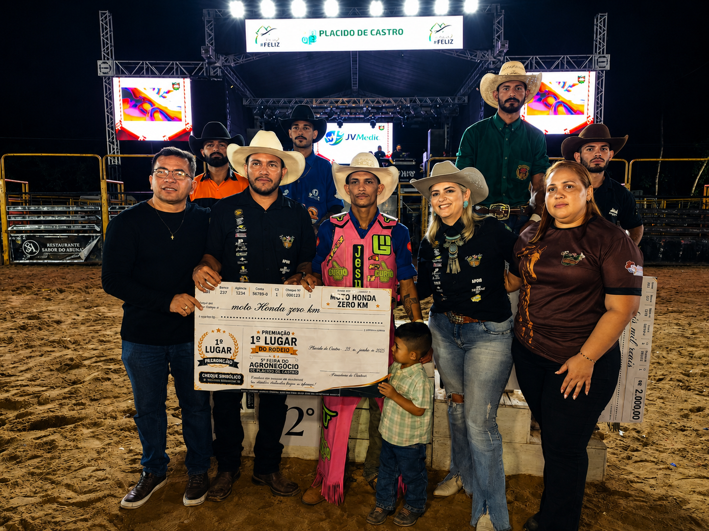 Última noite da 5ª Feira do Agro de Plácido de Castro  consagra Matheus Bernardino campeão do rodeio