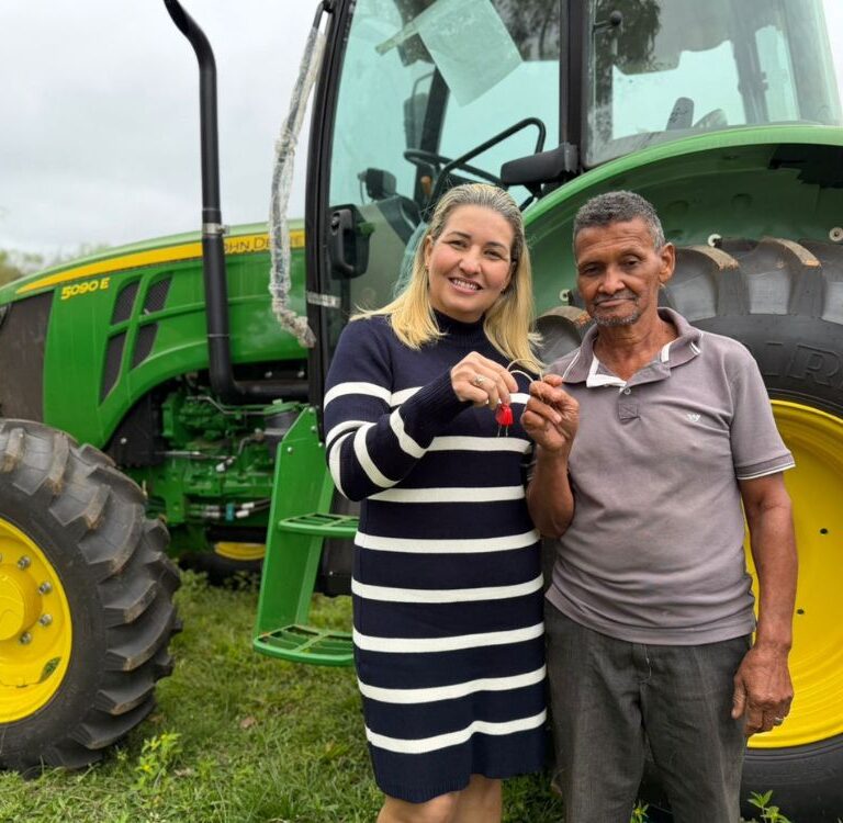 Prefeitura de Epitaciolândia realiza entrega de trator agrícola à comunidade Chora Menino
