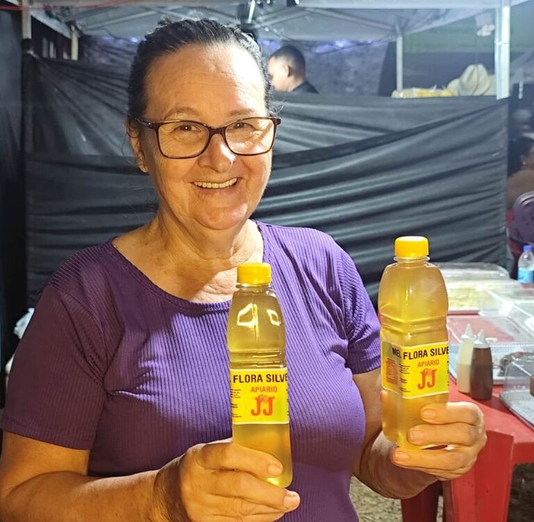 Produtora de mel artesanal leva história de dedicação para a 5ª Feira do Agro de Plácido de Castro