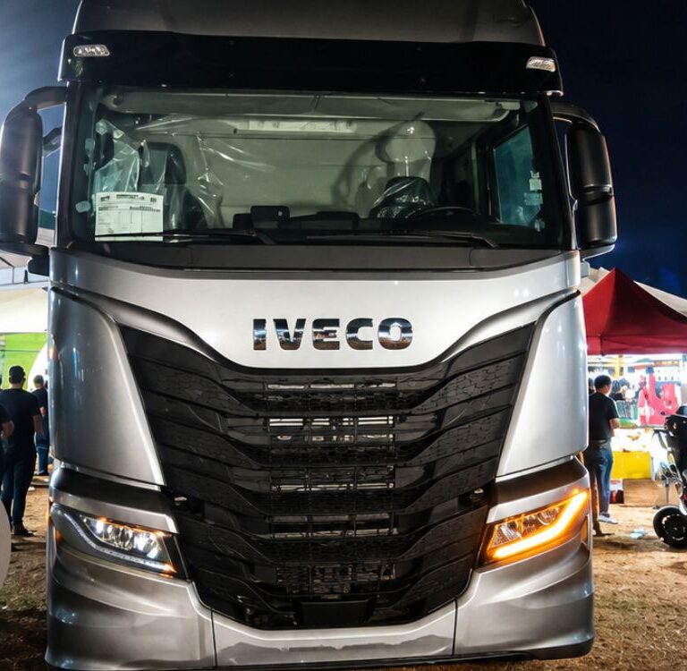 Caminhões e oportunidades de negócio movimentam estande da IVECO na 5ª Feira do Agro de Plácido de Castro