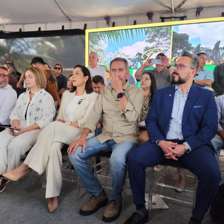 Gafe do Cerimonial: Prefeitos ficam fora do palco em evento federal e ministro corrige situação no Acre