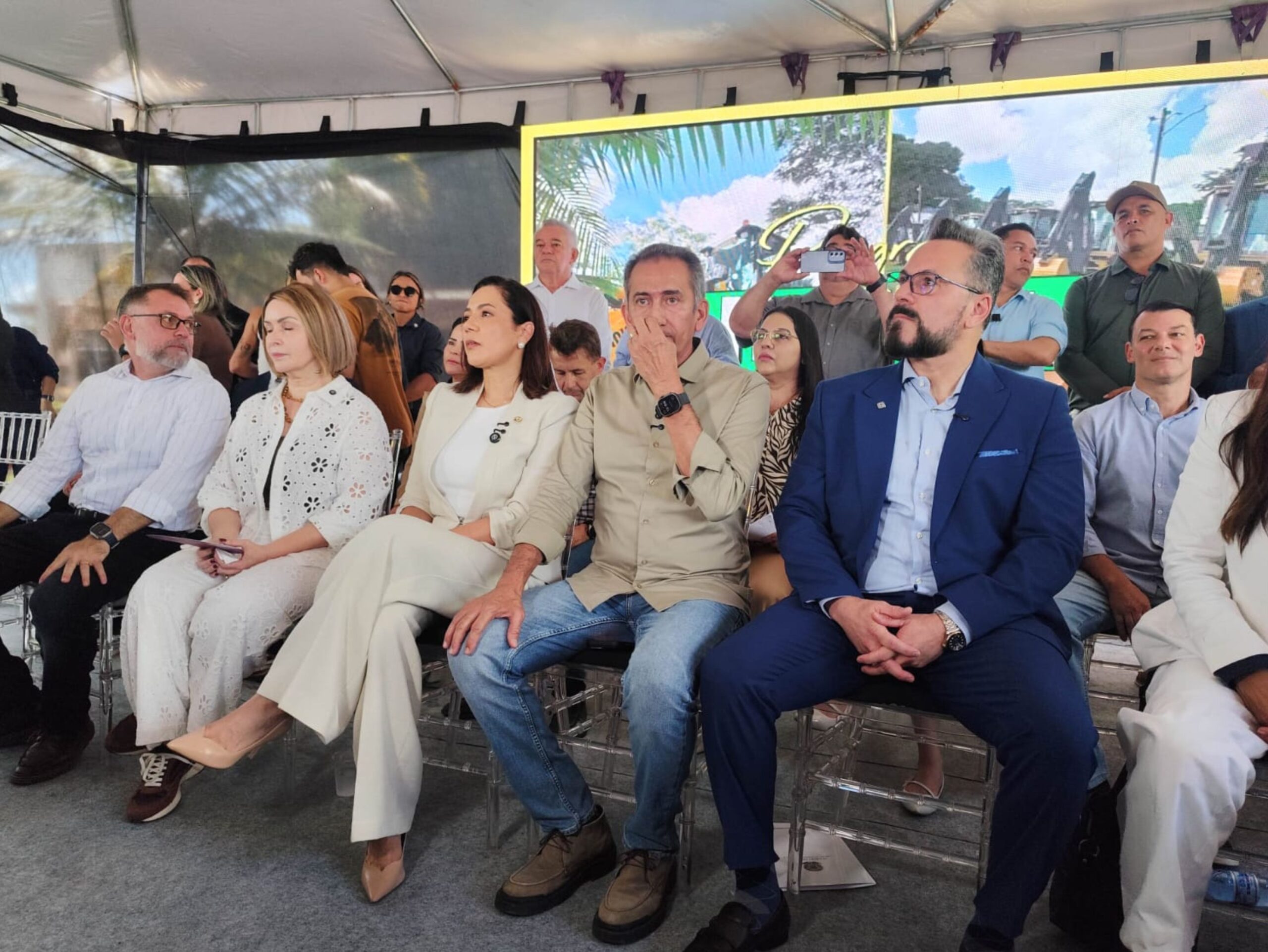 Gafe do Cerimonial: Prefeitos ficam fora do palco em evento federal e ministro corrige situação no Acre