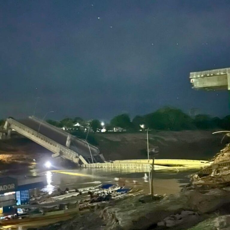 Ponte de R$ 36 milhões construída na Gestão Cameli desaba em Sena Madureira deixando pessoas feridas