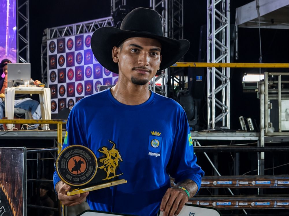 Peão da casa, Raylan Souza é campeão do Rodeio 2026 em Bujari: “A sensação é única, maravilhosa!”