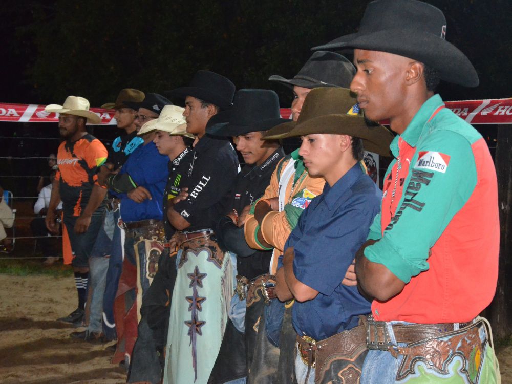 Com casa cheia, Companhia RM reúne 27 peões em noite histórica no 1º Encontro de Cowboys em Capixaba