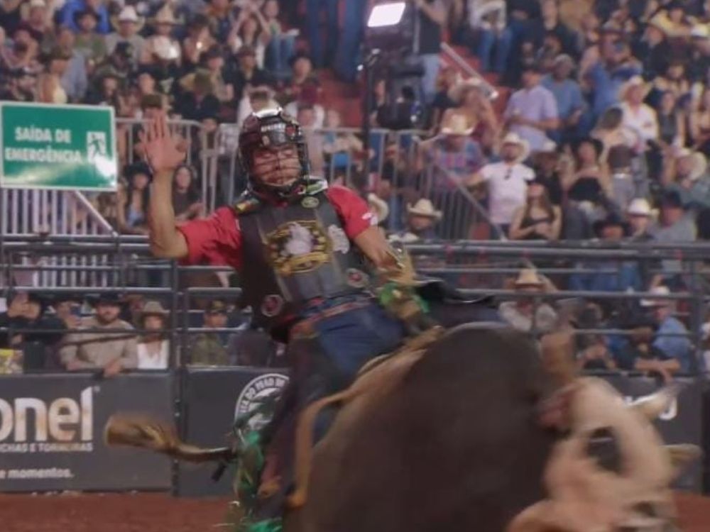 Acreano Gledisson de Lima sobe quatro posições e termina sábado na liderança no 33º Barretos International Rodeo