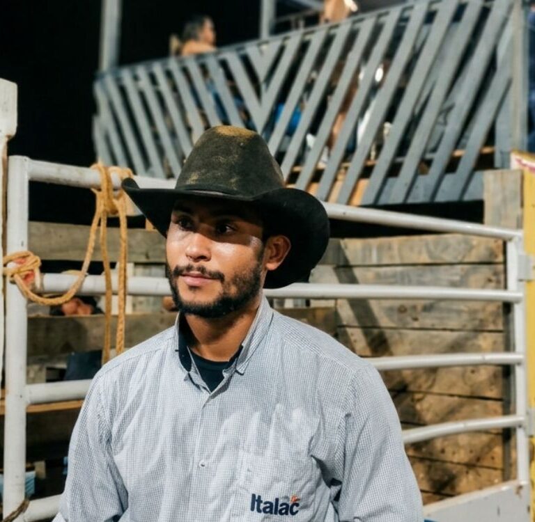 Ronison Siqueira, de Plácido de Castro, é líder na segunda noite do 1º Encontro de Cowboys da CIA RM