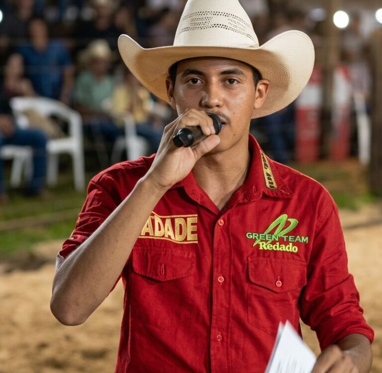 Paixão pelo rodeio leva jovem de Xapuri a realizar sonho de narrar montarias no 1° Encontro de Cowboys da CIA RM