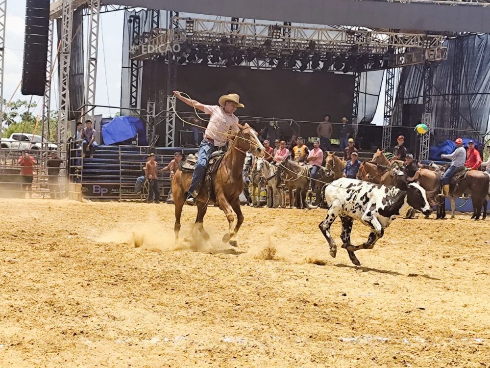 Provas equestres estreiam na Expo Fronteira com participação feminina e prefeito exalta: “Sonho realizado”
