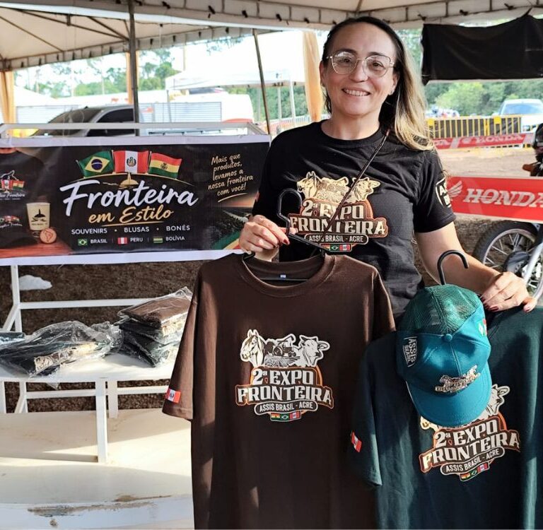 Camisas e bonés da Expo Fronteira viram lembrança e oportunidade de negócio em Assis Brasil