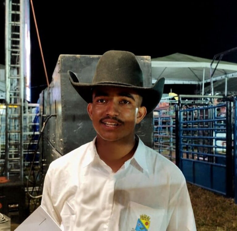 De brincadeiras com bezerras à liderança do rodeio: Américo Costa constrói trajetória nas arenas do Acre