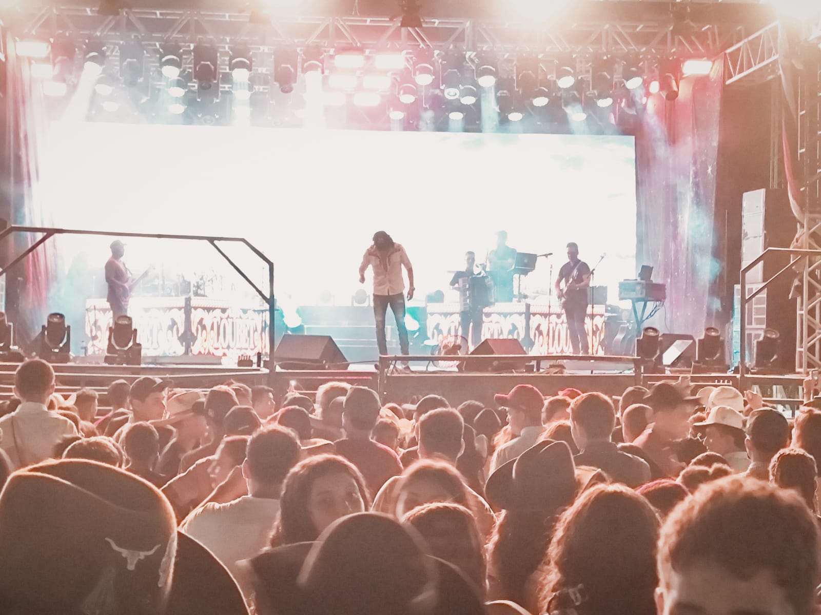 Segunda noite da Expo Fronteira tem arena lotada para rodeio e show de Loubet com muito sertanejo