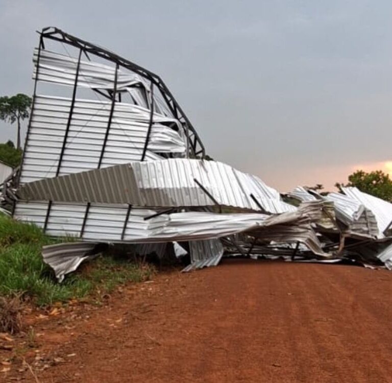 Forte vendaval derruba estrutura de curral e causa estragos em propriedade rural em Plácido de Castro, no Acre